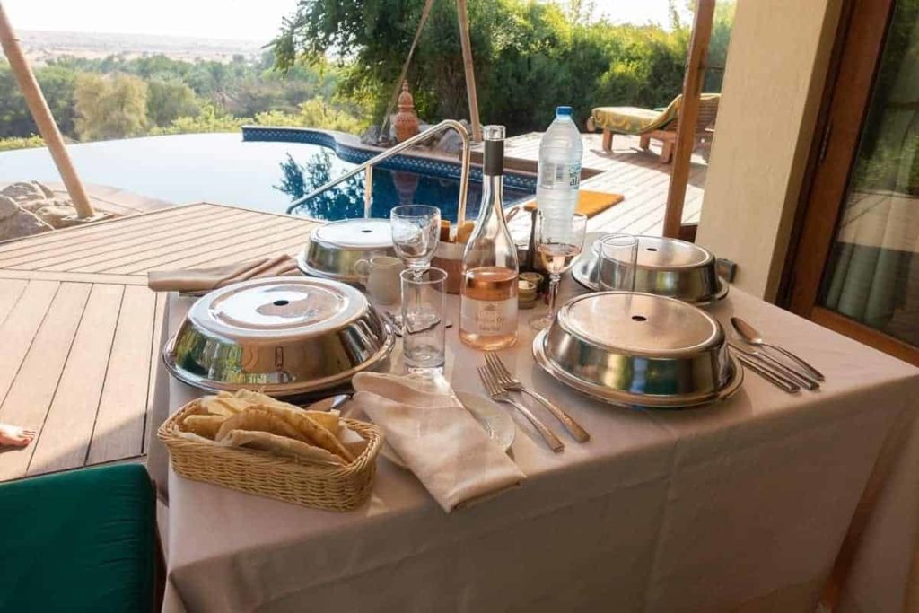 al maha bedouin suite repas 01