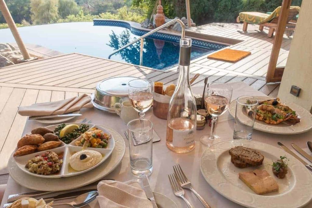 al maha bedouin suite repas 02