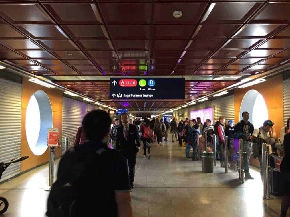 couloir dans laeroport vers le terminal d