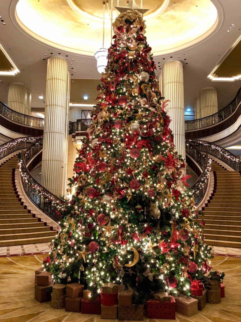 escaliers et sapin du st regis