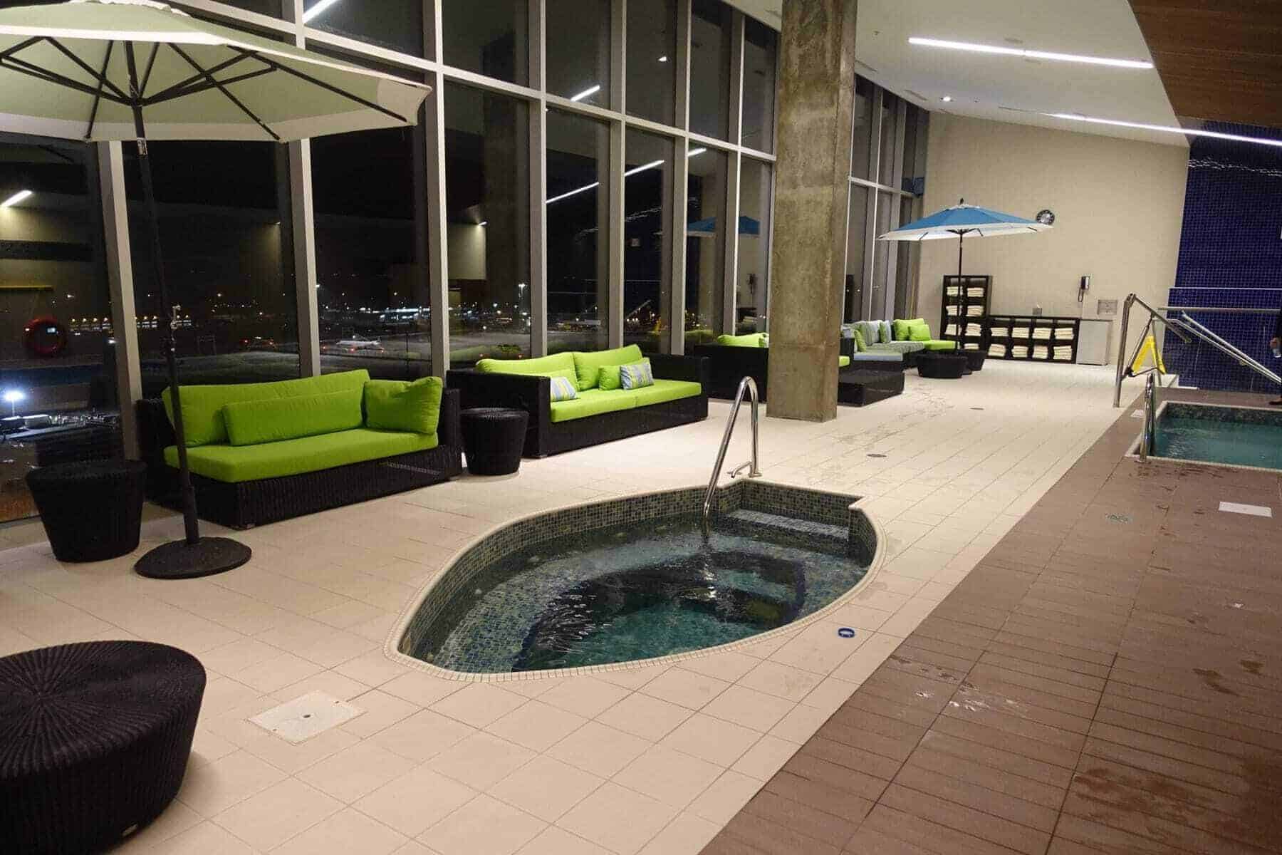 marriott terminal aeroport montreal yul - piscine