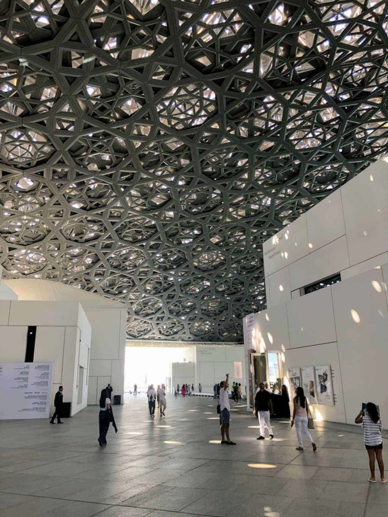 musee du louvre et son ciel argente
