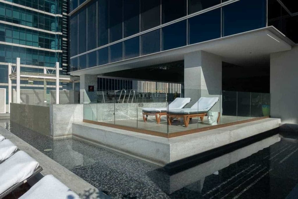 renaissance downtown hotel dubai piscine 01