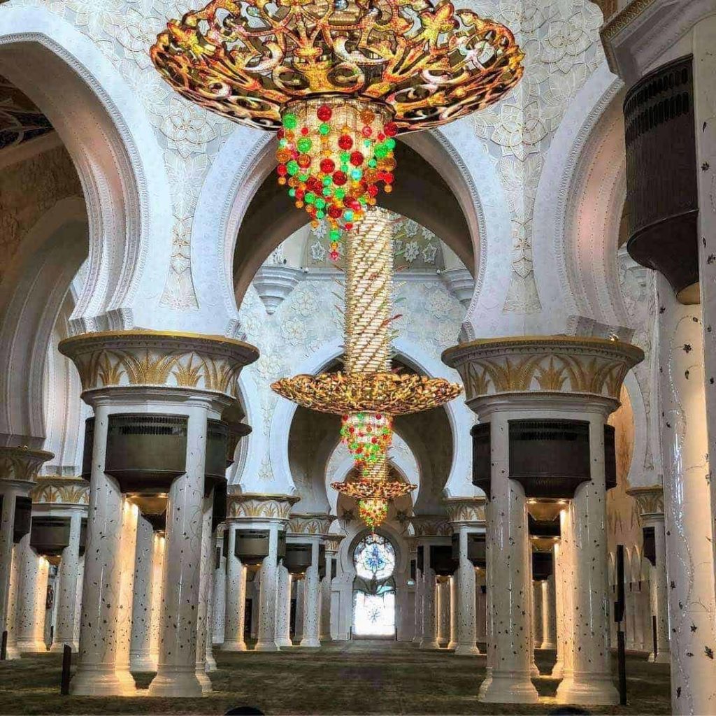 vue profondeur chandeliers et tapis