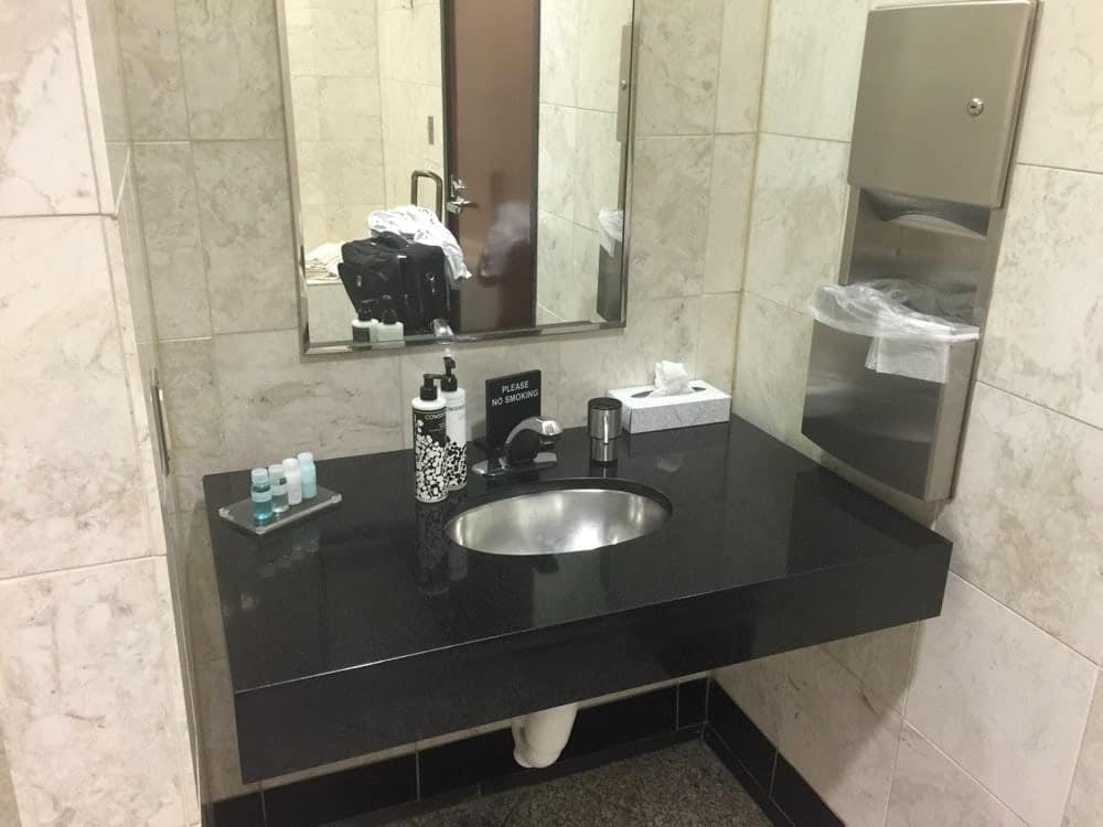 Shower - United Terminal C Newark EWR Lounge