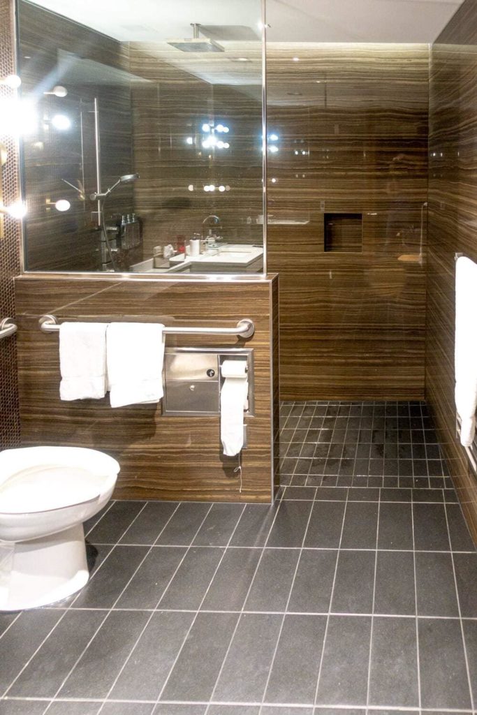 Salon Air Canada Feuille dErable Montreal SDB 02