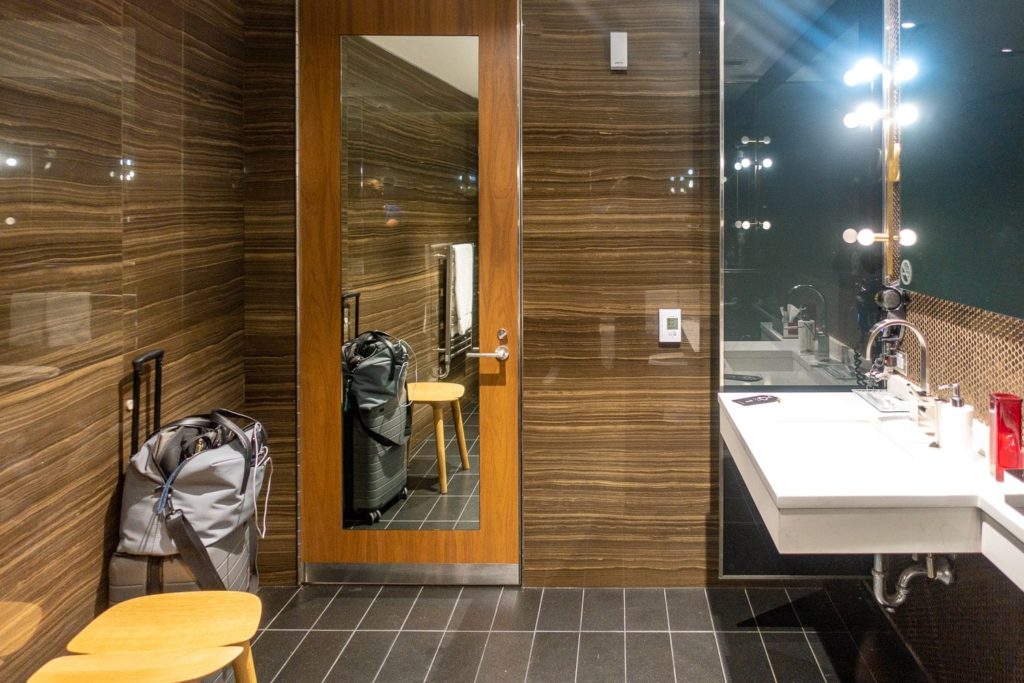 Salon Air Canada Feuille dErable Montreal SDB 05