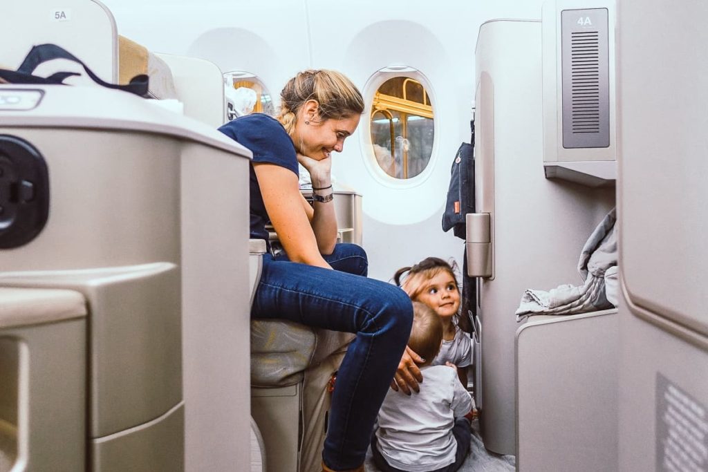 Alexandra et arthur jouent avion