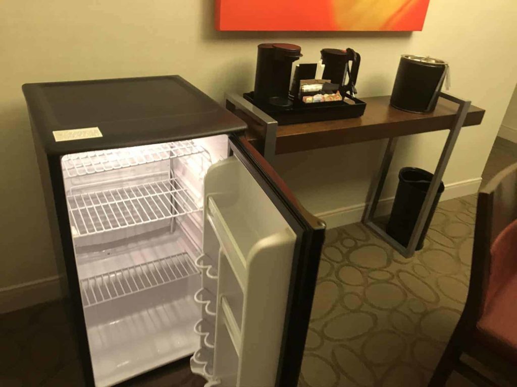 Réfrigérateur et cafetière