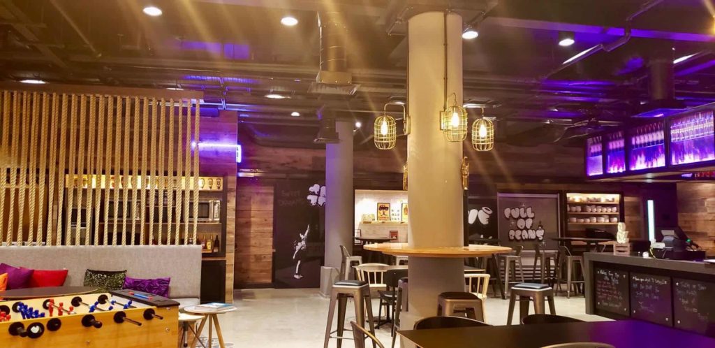 Table de baby foot au Moxy Dublin