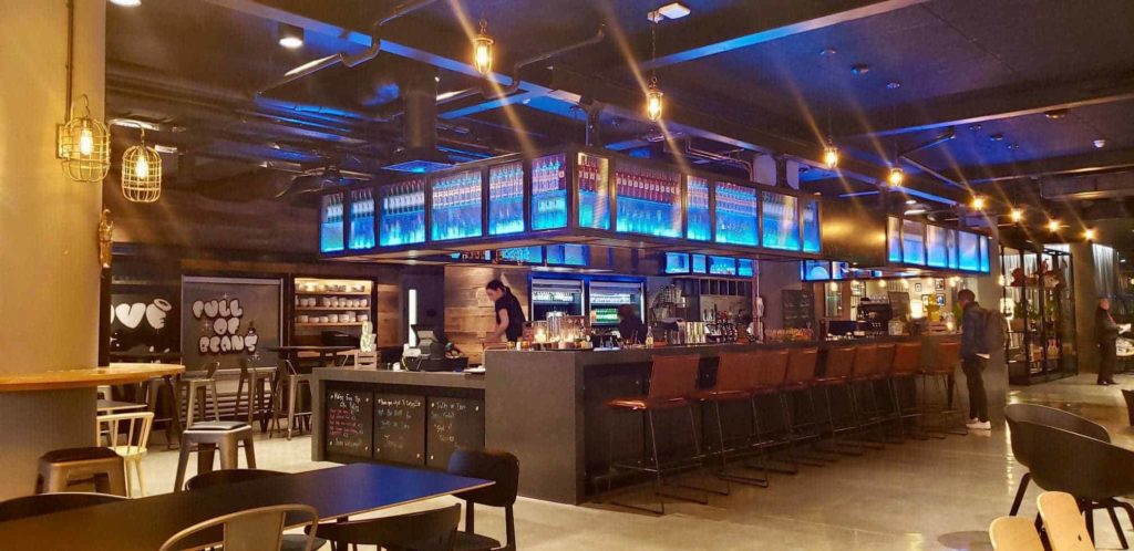 Bar et accueil du Moxy Dublin