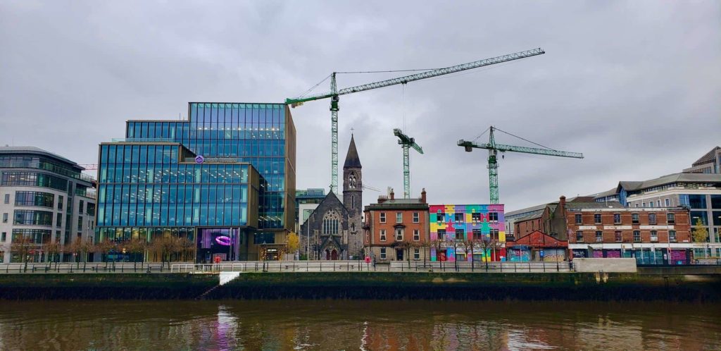 Ville moderne remplie d'histoire