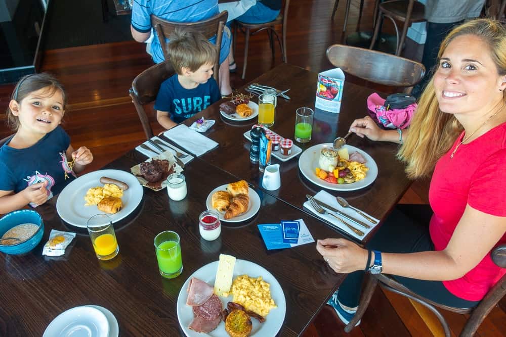 hilton lac taupo petit déjeuner en famille