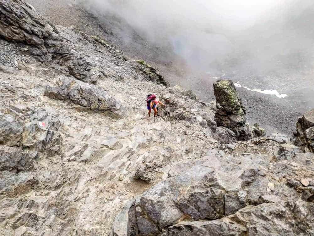 Emmanuelle en pleine ascension de la grande randonnée du GR20