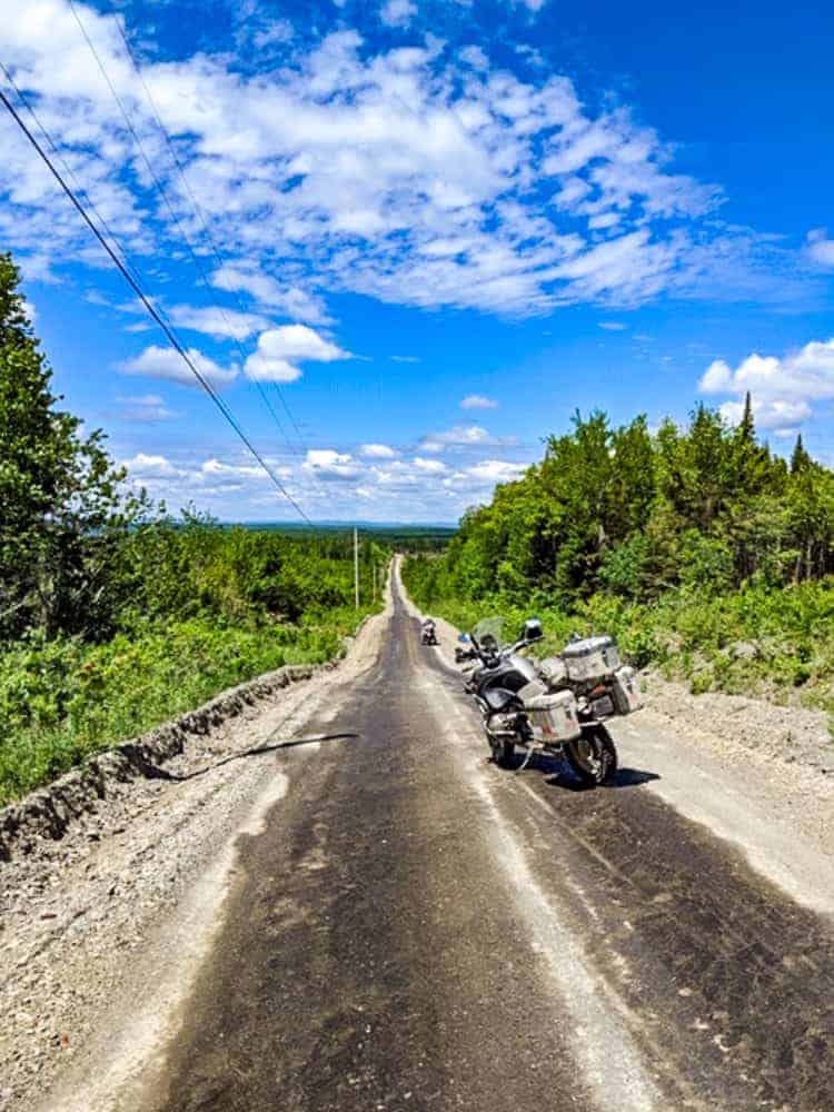 Motos de deux motards en road trip 