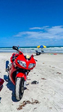 Moto rouge sur la plage