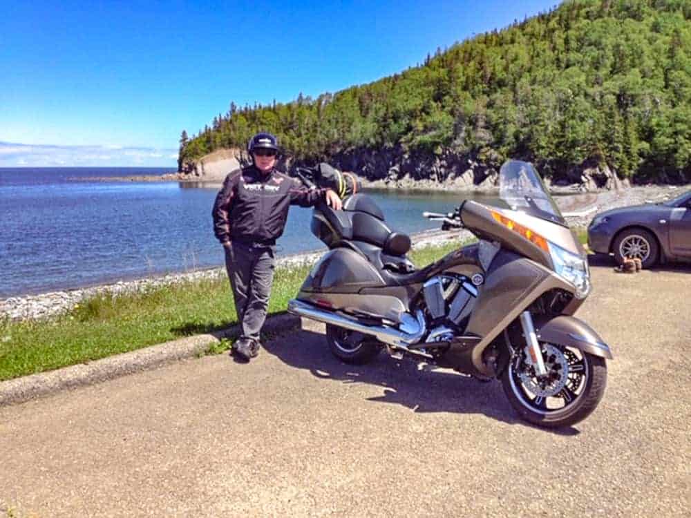 Arrêt à un lac en Moto