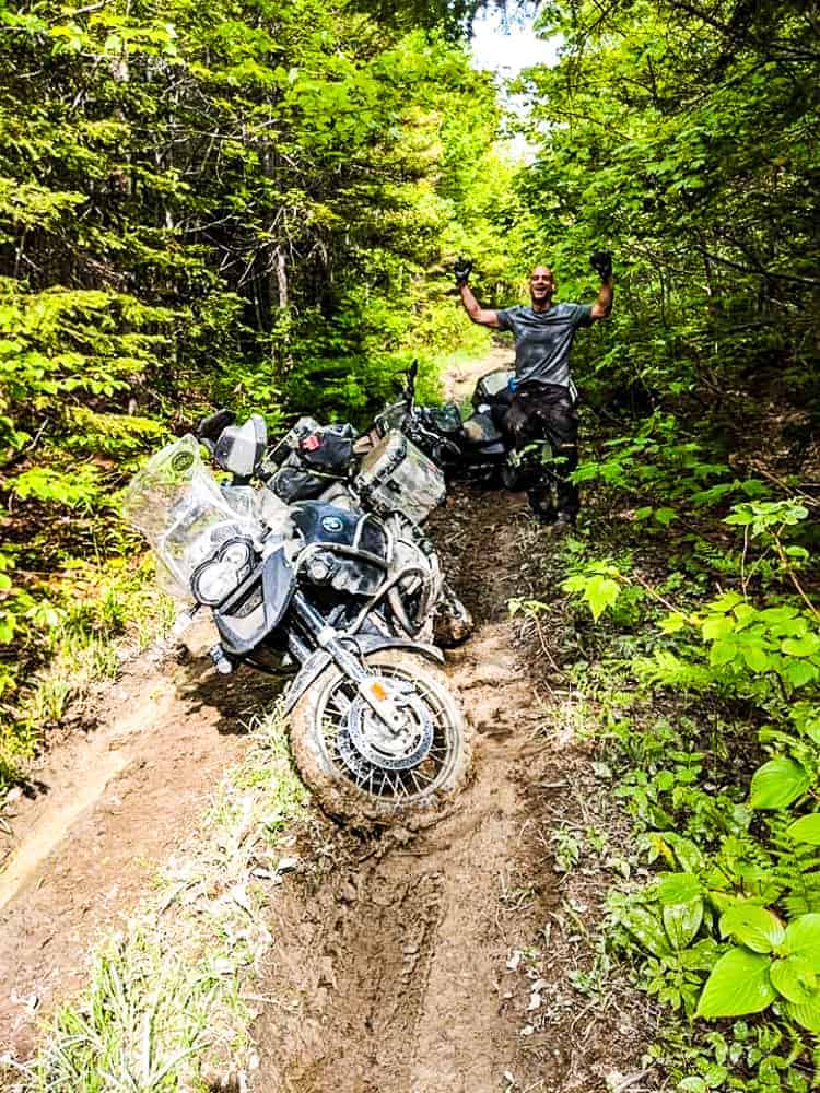 Moto embourbée dans la boue