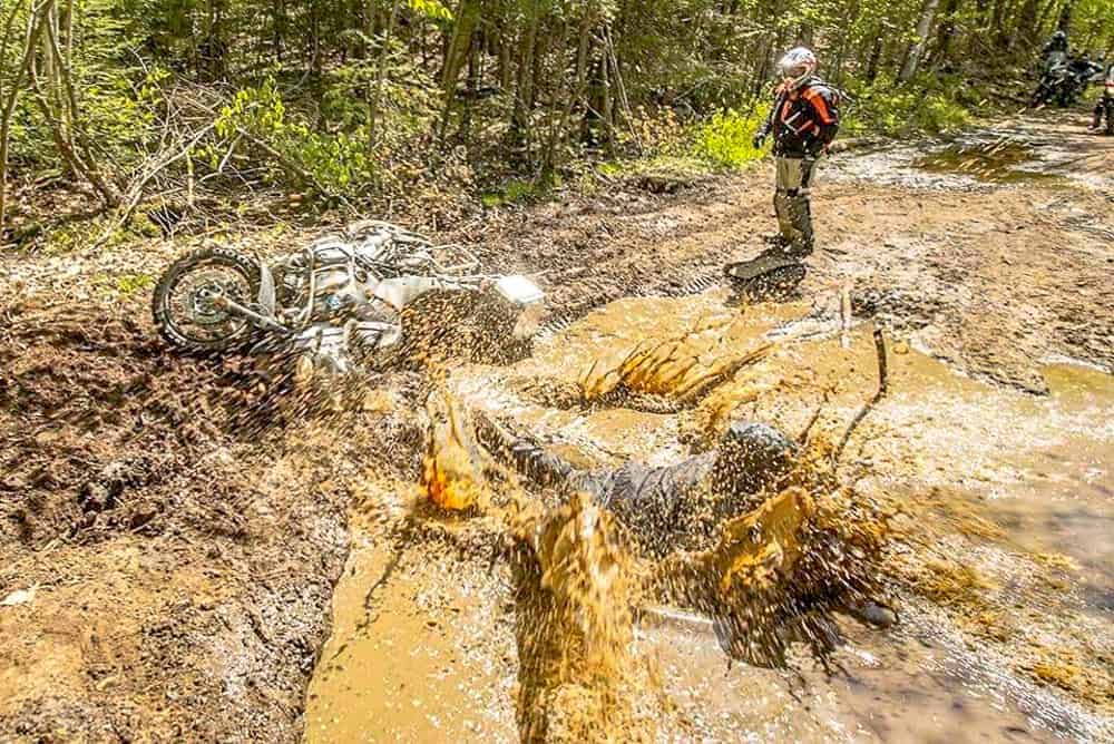 Moto tombée dans la boue