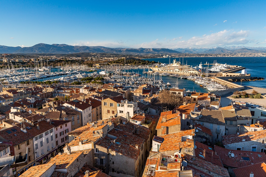 Vue Aerienne Sur Antibes Juan Les Pins Sa Ville Et Son Port. Credit Ville Antibes Juan Les Pins