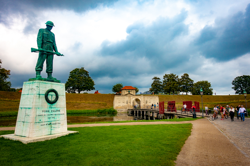Copenhague Pont du kastellet en bois et Statue à la mémoire des soldats morts lors de la seconde guerre mondiale