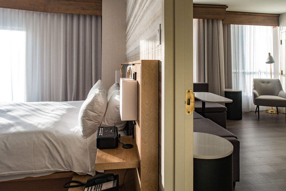 Marriott Quebec Entre Porte chambre et salon