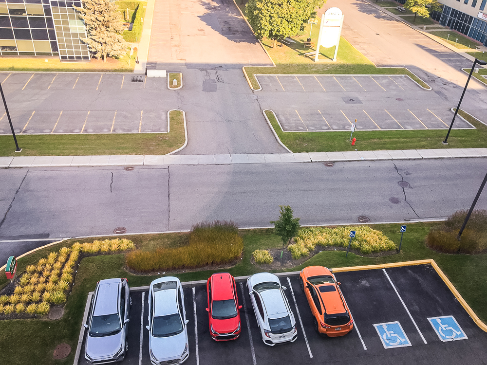 1 Courtyard By Marriott Aeroport De Montreal Vue Stationnement