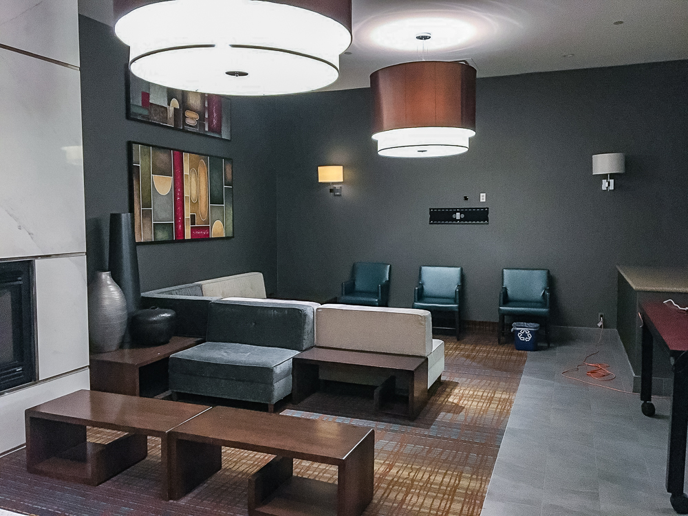 11 Courtyard By Marriott Aeroport De Montreal Salon
