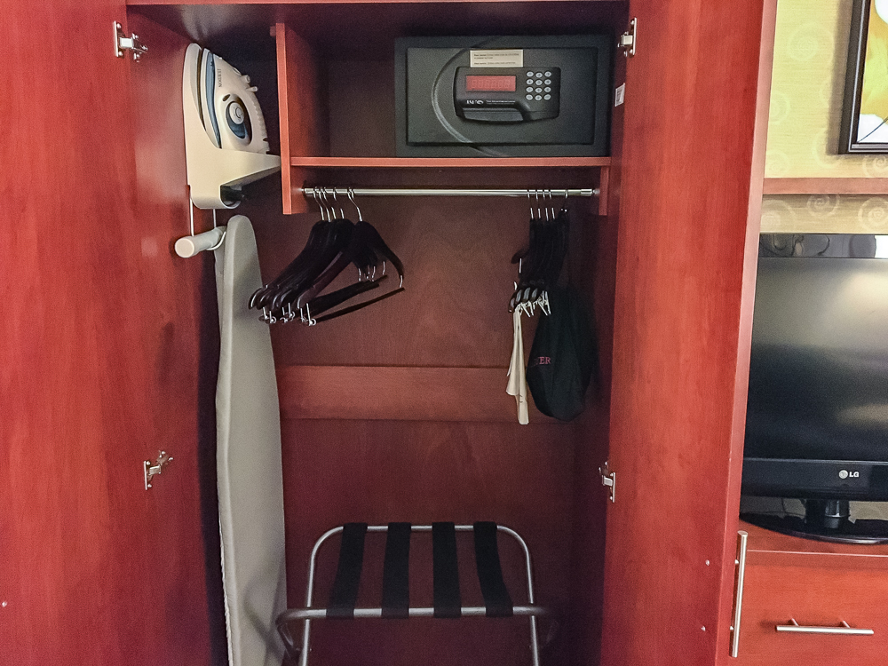 36 Courtyard By Marriott Aeroport De Montreal Penderie