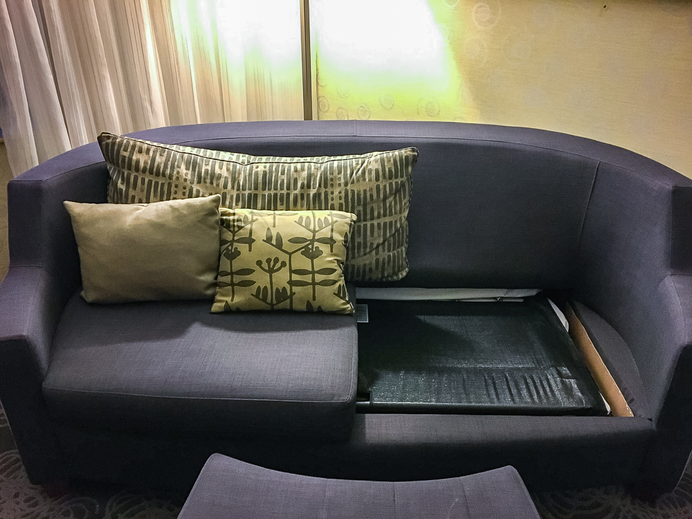 37 Courtyard By Marriott Aeroport De Montreal Sofa Lit