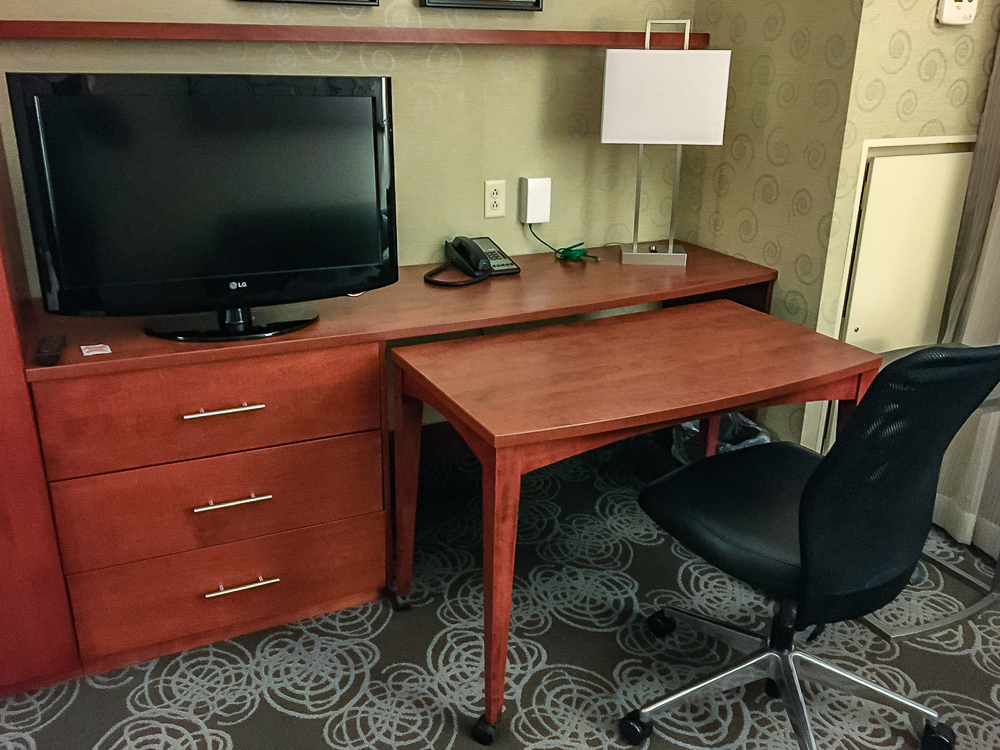 38 Courtyard By Marriott Aeroport De Montreal Bureau Table Gigogne