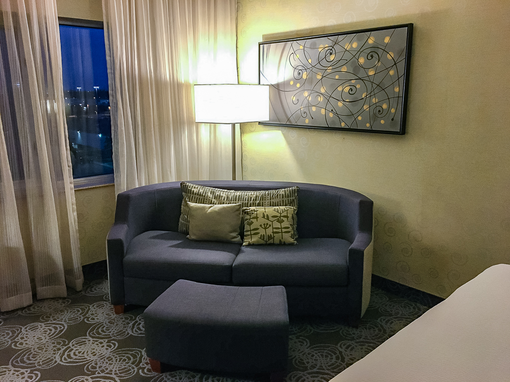40 Courtyard By Marriott Aeroport De Montreal Sofa
