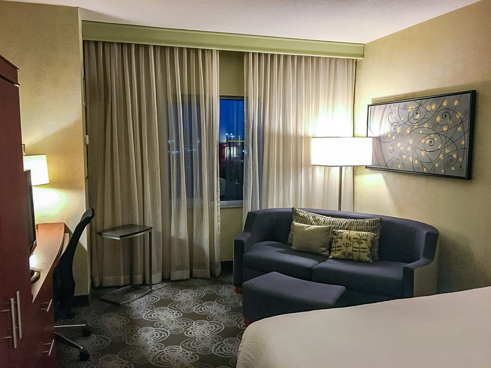 44 Courtyard By Marriott Aeroport De Montreal Coin Causeuse