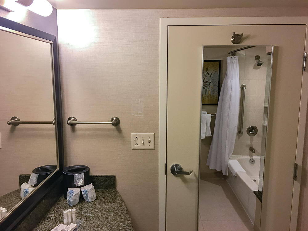 48 Courtyard By Marriott Aeroport De Montreal Salle De Bain