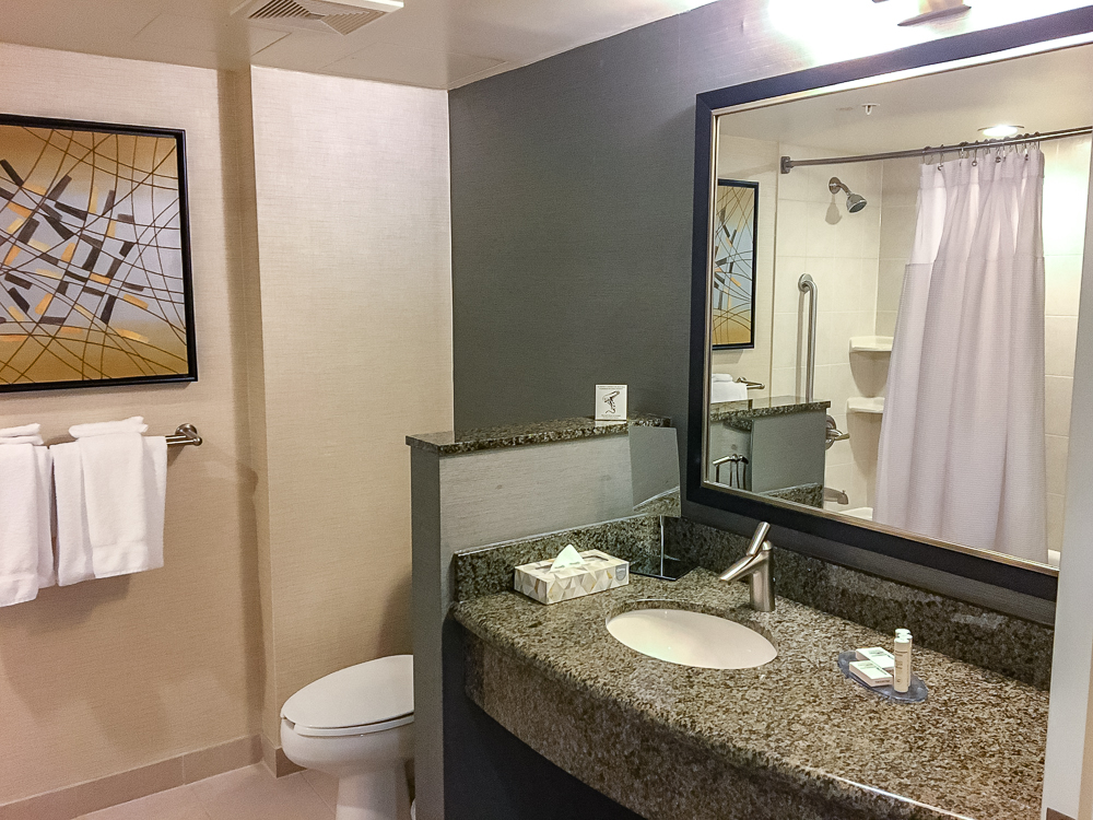 49 Courtyard By Marriott Aeroport De Montreal Salle De Bain