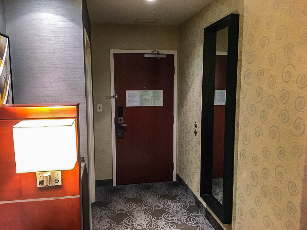 50 Courtyard By Marriott Aeroport De Montreal Entree De Chambre