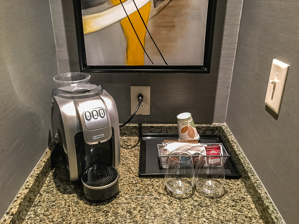 54 Courtyard By Marriott Aeroport De Montreal Machine A Cafe