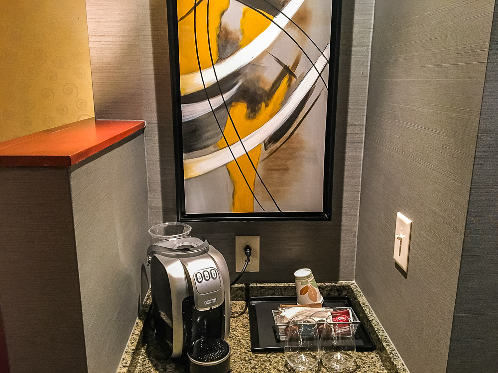 56 Courtyard By Marriott Aeroport De Montreal Machine A Cafe