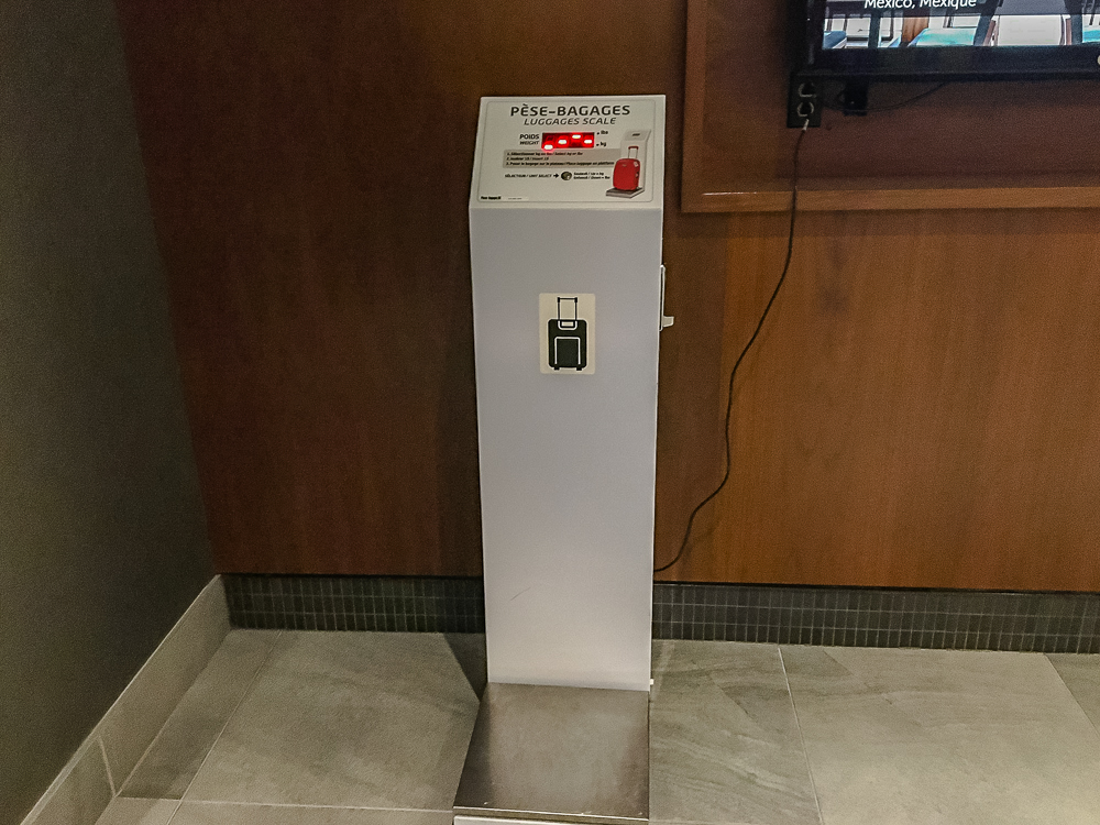 60 Courtyard By Marriott Aeroport De Montreal Pese Bagage