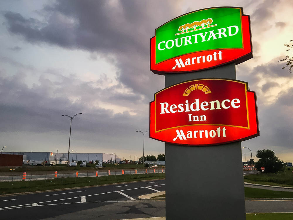 61 Courtyard By Marriott Aeroport De Montreal Enseigne