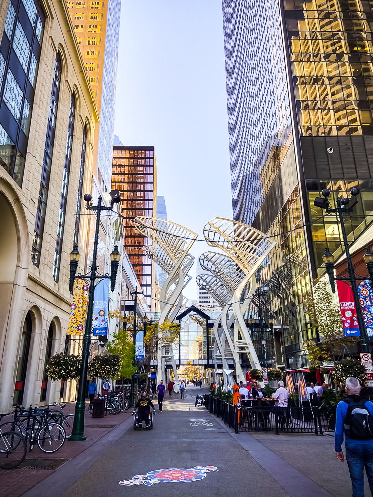 08 Les Arbres Metalliques Sur Stephen Avenue Walk