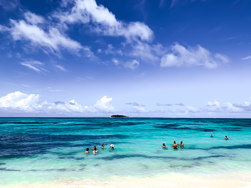 Plage Sprat Bight Ile De Johnny Cay En Arriere Plan