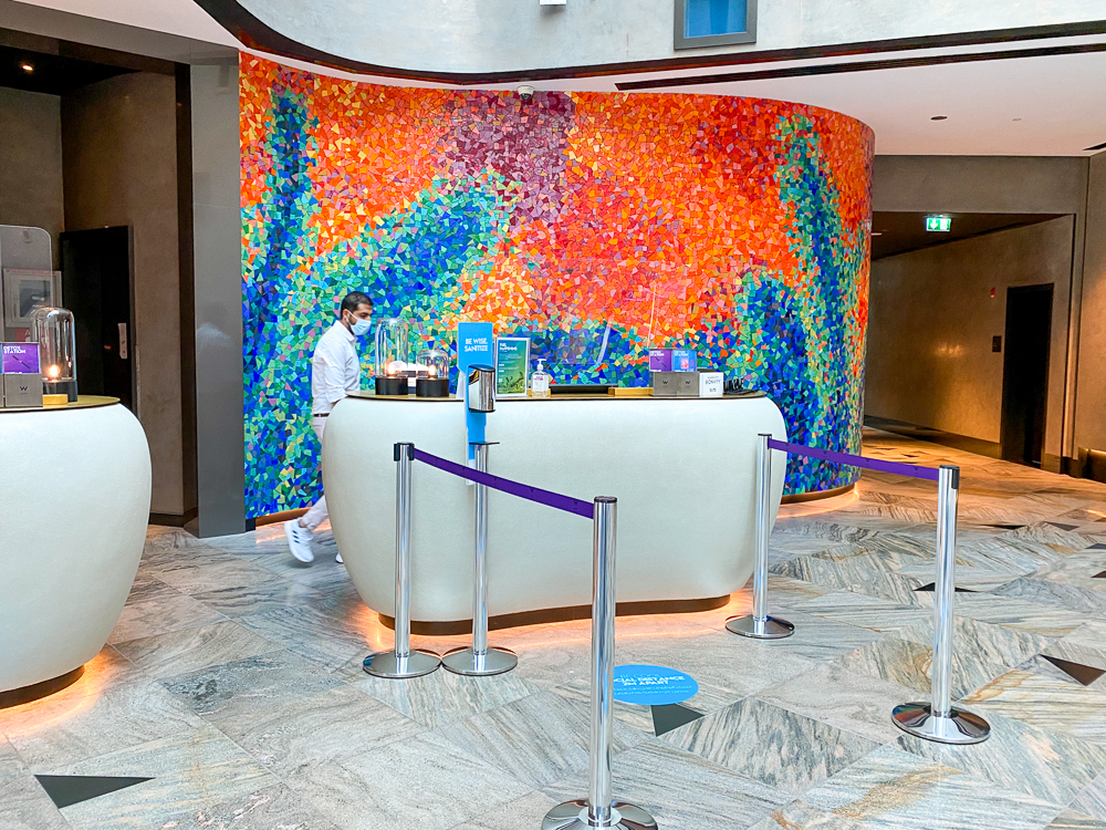 W Dubai The Palm Comptoir de réception de jour