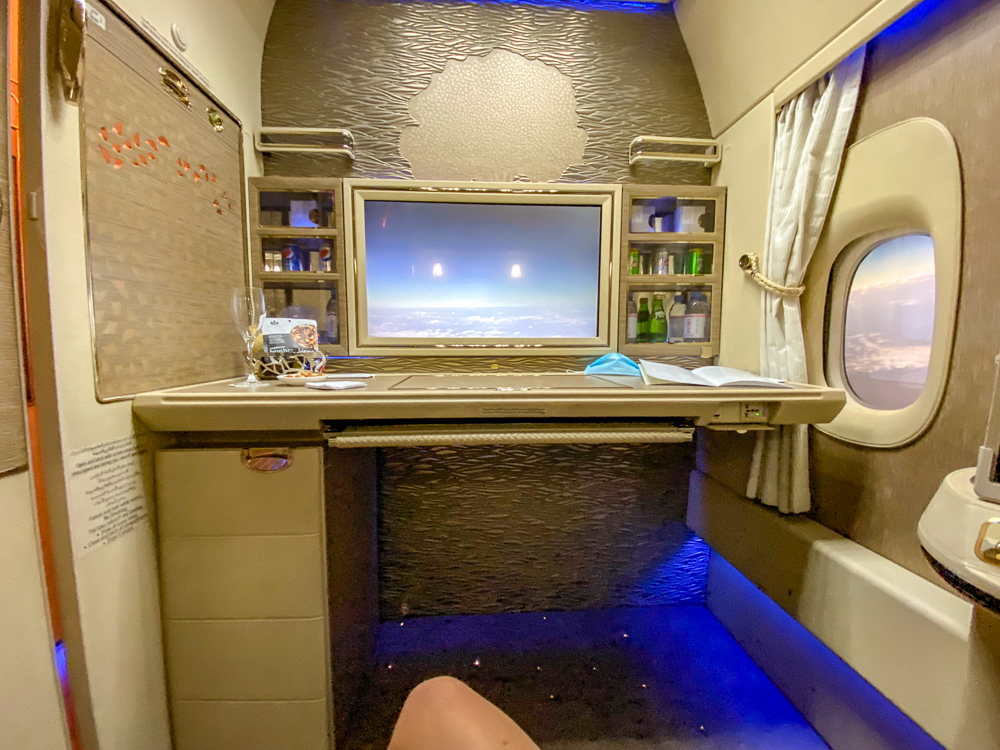 Emirates Nouvelle Premiere Classe Vue D Ensemble Avec Lumieres Bleues