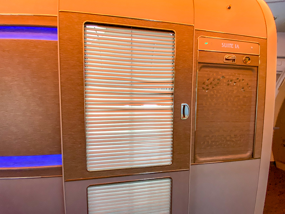 Emirates Nouvelle Premiere Classe Vue Suite Fermee Du Couloir