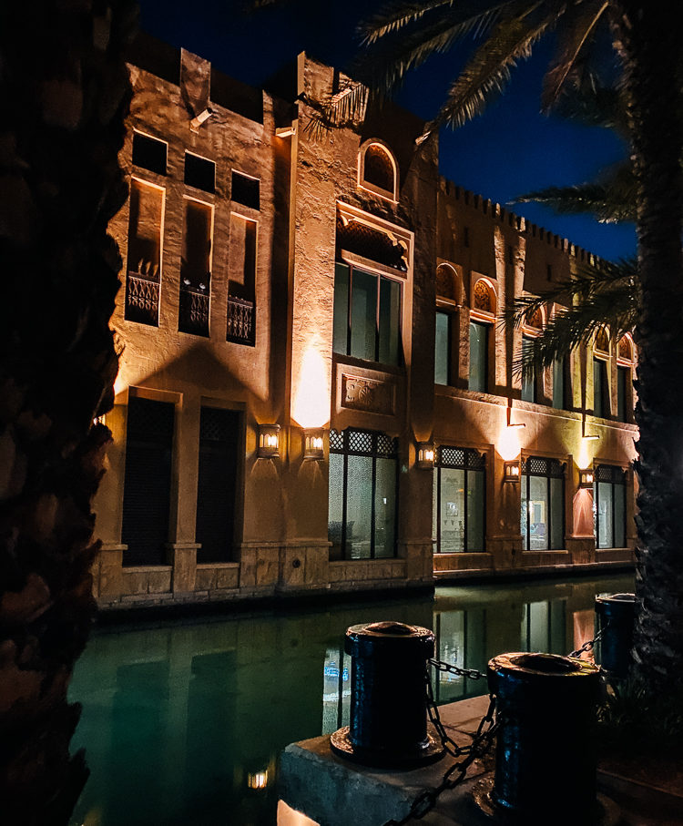 la ville de dubai-promenade dans les rues