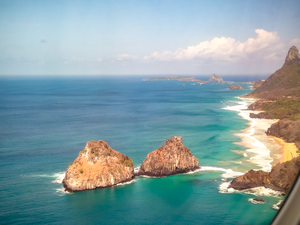 Fernando De Noronha Les Deux Freres Et Le Mont Du Pic Les Symboles De Fernando De Noronha Vus De L Avion