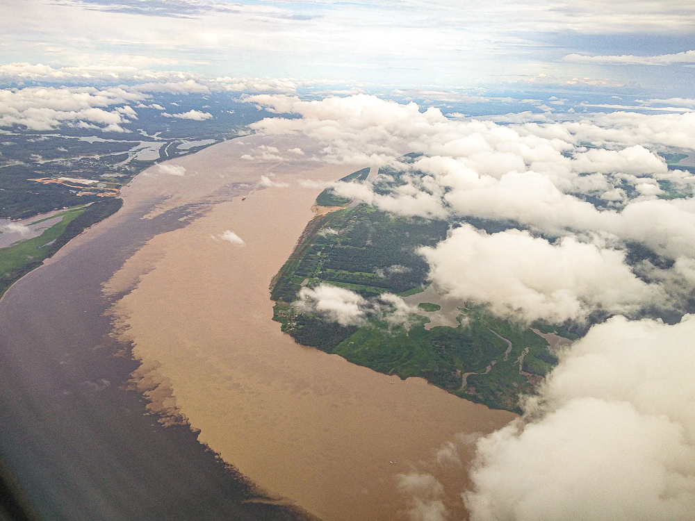 Manaus La Rencontre Des Eaux Des Fleuves Negro Et Solimoes Vue De L Avion
