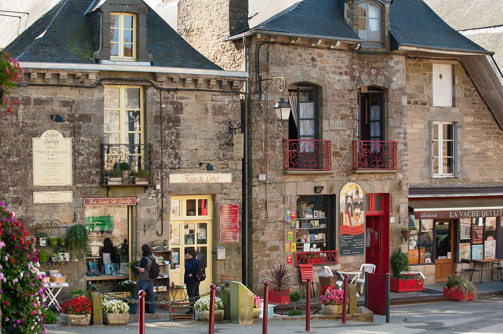 Becherel, la Cite du livre remplies de librairies près de la porte Saint Michel - Berthier Emmanuel