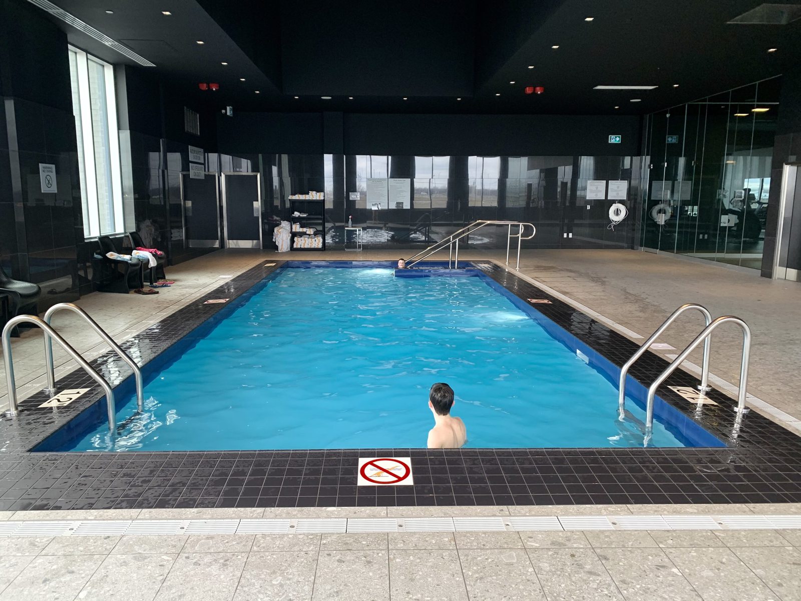 Piscine du Courtyard Montréal - Brossard